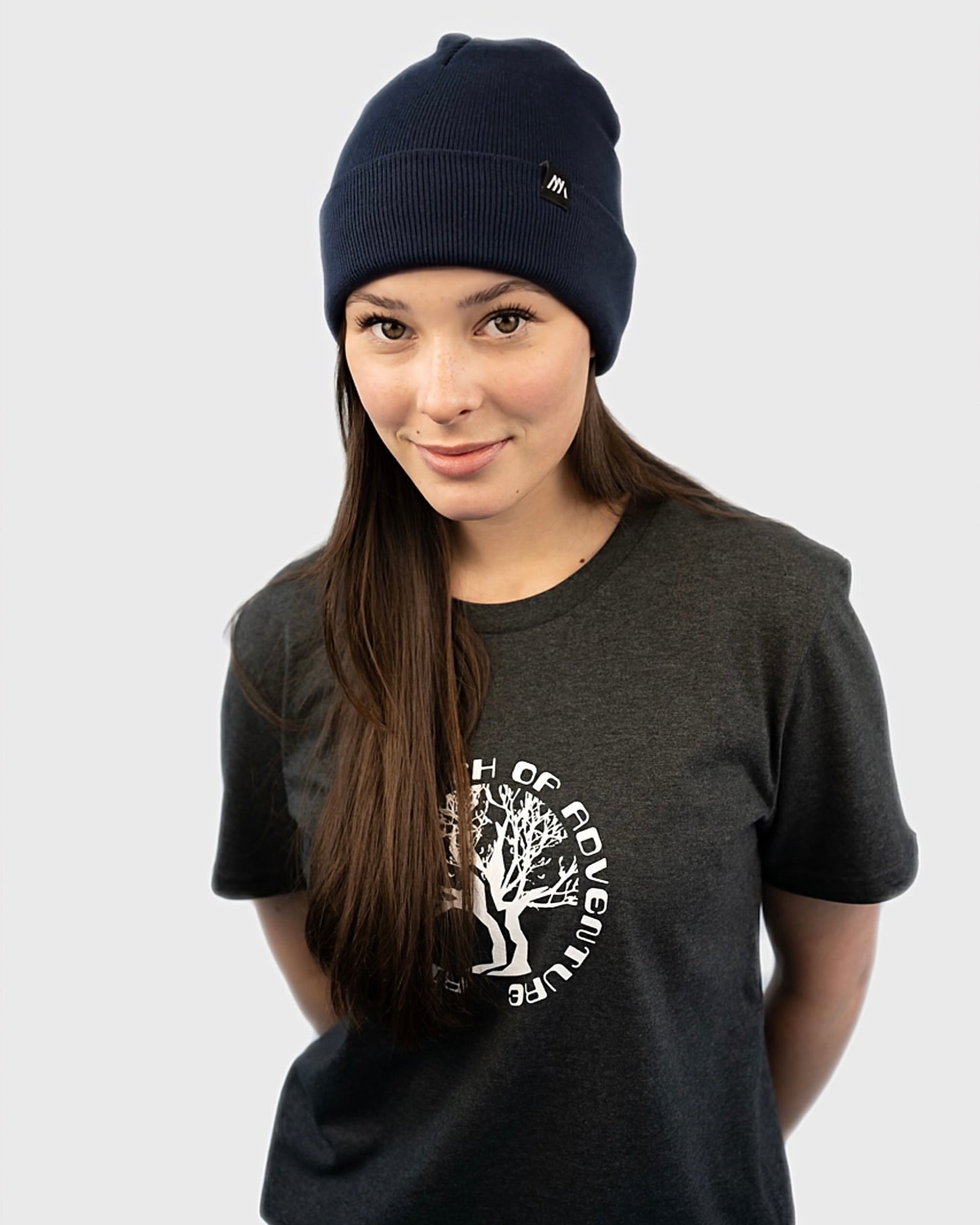 Maunatree's nachhaltiges Shirt aus Bio-Baumwolle, Shirt in Dunkelgrau, 100% Bio, Öko-Tex zertifiziert, vegan, FairWear bestätigt, mit Natur Logo Baum Brust, Unisex für Männer & Frauen, Geschenkidee, Mountainbike & MTB, Natur, #NachhaltigeMode #Maunatree