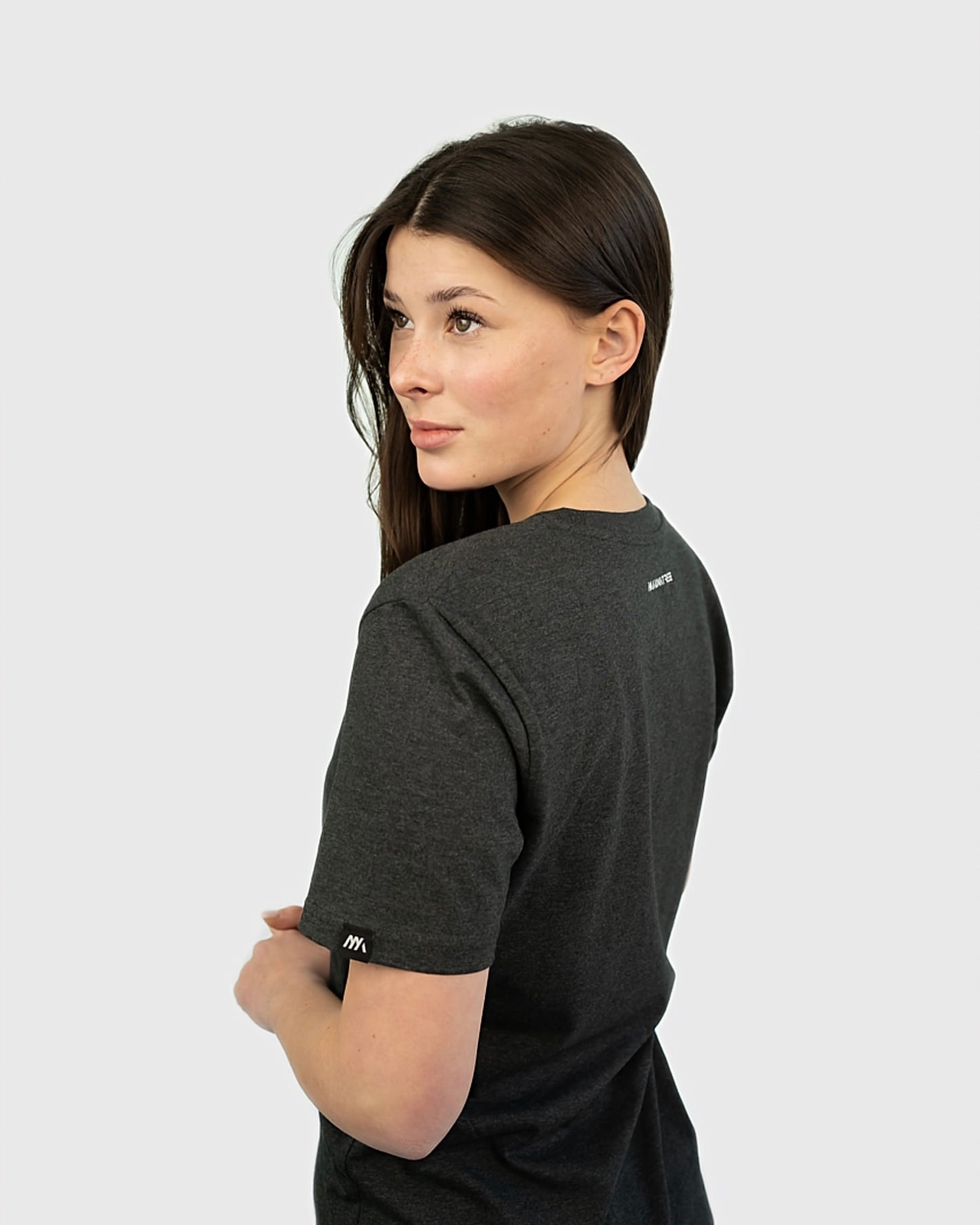 Maunatree's nachhaltiges Shirt aus Bio-Baumwolle, Shirt in Dunkelgrau, 100% Bio, Öko-Tex zertifiziert, vegan, FairWear bestätigt, mit Natur Logo Baum Brust, Unisex für Männer & Frauen, Geschenkidee, Mountainbike & MTB, Natur, #NachhaltigeMode #Maunatree