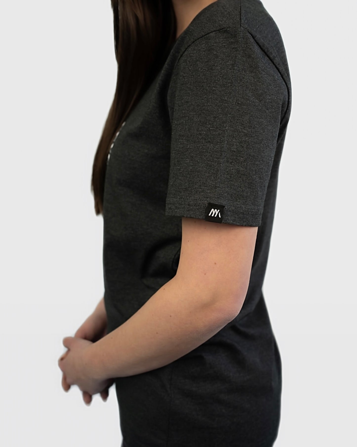Maunatree's nachhaltiges Shirt aus Bio-Baumwolle, Shirt in Dunkelgrau, 100% Bio, Öko-Tex zertifiziert, vegan, FairWear bestätigt, mit Natur Logo Baum Brust, Unisex für Männer & Frauen, Geschenkidee, Mountainbike & MTB, Natur, #NachhaltigeMode #Maunatree