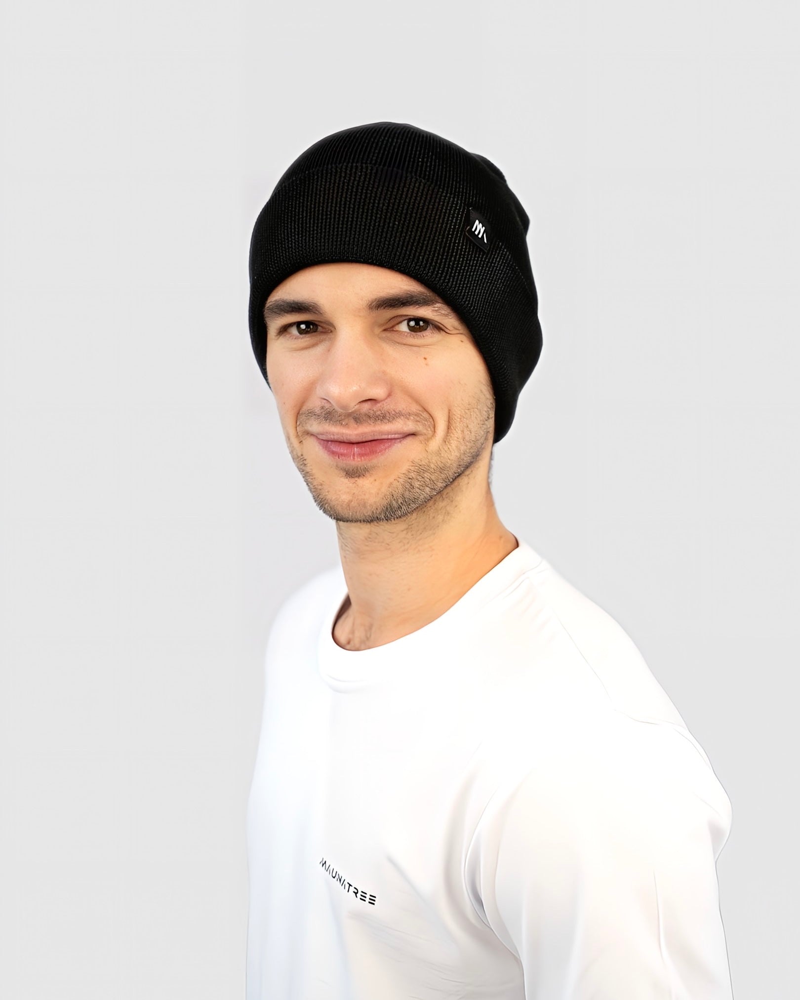 Setze ein Statement mit der Maunatree Unisex-Beanie/Mütze: Stylisch, nachhaltig und vielseitig in verschiedenen Farben (schwarz). Hergestellt aus 80% Bio-Baumwolle und 20% recyceltem Polyester – für bewussten Komfort. Diese Beanie/Mütze trägt das Öko-Tex Siegel, ist vegan und FairWear bestätigt. Ein perfektes Accessoire für umweltbewusste Köpfe. #NachhaltigeMode #Maunatree