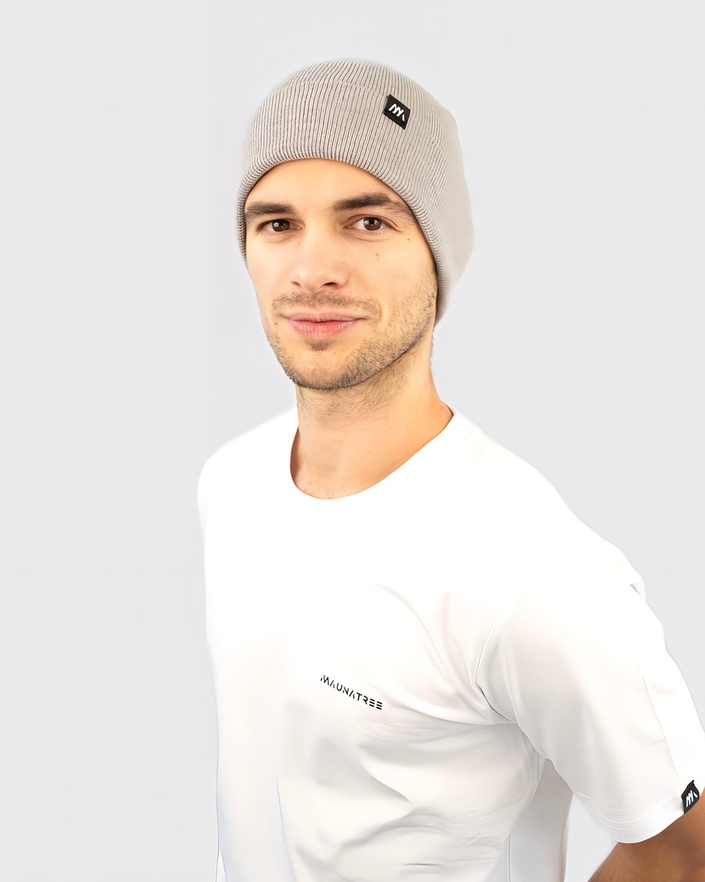 Maunatree Unisex-Beanie, Mütze, Strickmütze, Wollmütze: Stylisch, nachhaltig und vielseitig in verschiedenen Farben, hellgrau. Hergestellt aus 80% Bio-Baumwolle und 20% recyceltem Polyester – für bewussten Komfort. Diese Beanie, Mütze trägt das Öko-Tex Siegel, ist vegan und FairWear bestätigt. Ein perfektes Accessoire für umweltbewusste Köpfe. Geschenkidee, Snowboard, Fahrrad, Wintermütze #NachhaltigeMode #Maunatree