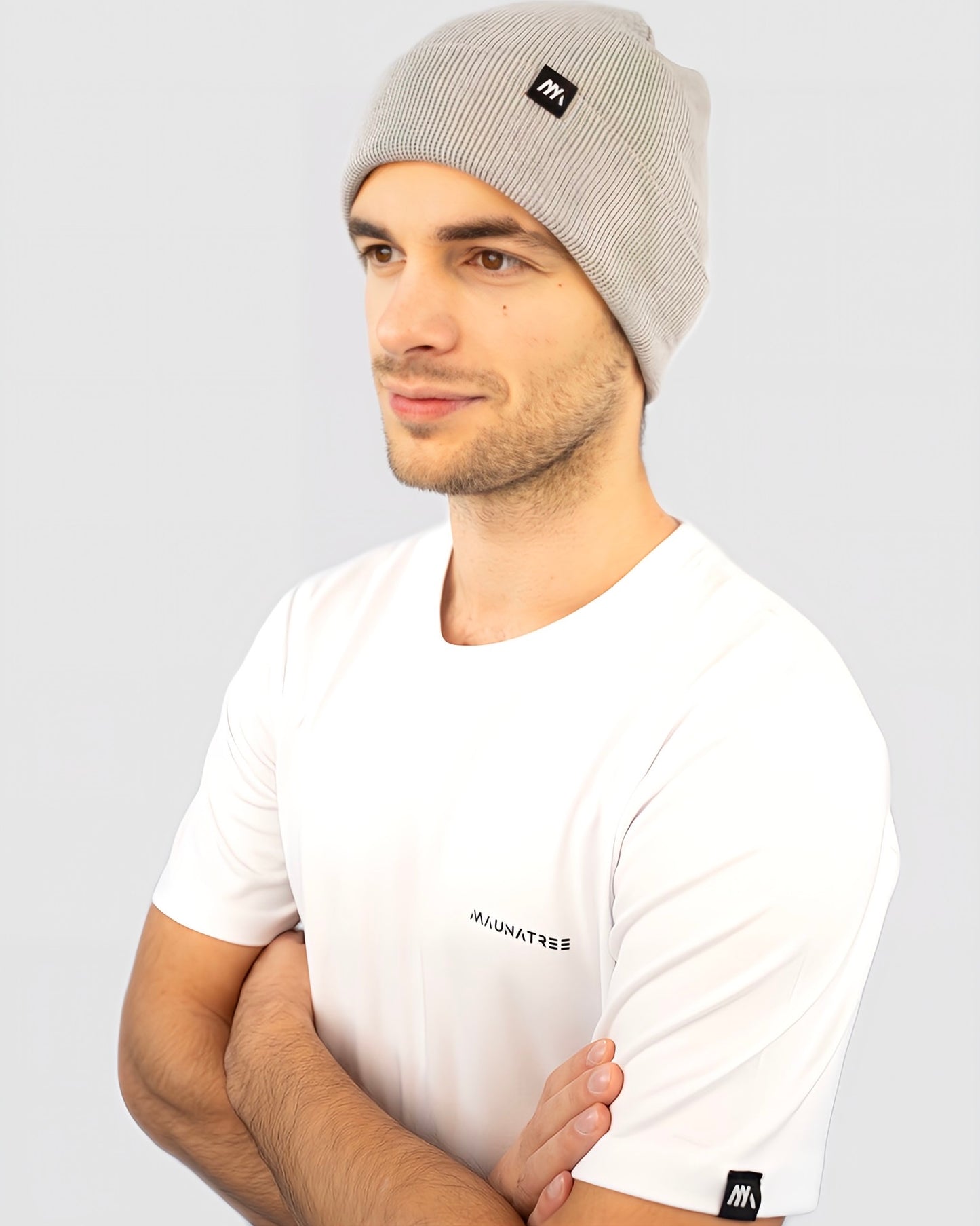 Maunatree Unisex-Beanie, Mütze, Strickmütze, Wollmütze: Stylisch, nachhaltig und vielseitig in verschiedenen Farben, hellgrau. Hergestellt aus 80% Bio-Baumwolle und 20% recyceltem Polyester – für bewussten Komfort. Diese Beanie, Mütze trägt das Öko-Tex Siegel, ist vegan und FairWear bestätigt. Ein perfektes Accessoire für umweltbewusste Köpfe. Geschenkidee, Snowboard, Fahrrad, Wintermütze #NachhaltigeMode #Maunatree