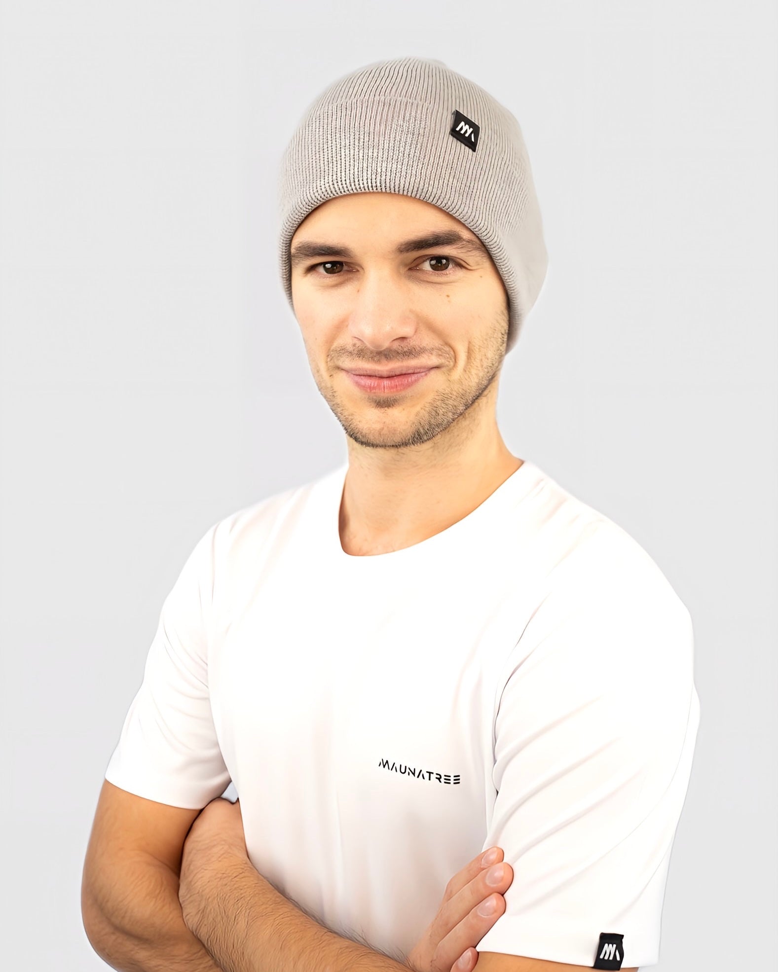 Maunatree Unisex-Beanie, Mütze, Strickmütze, Wollmütze: Stylisch, nachhaltig und vielseitig in verschiedenen Farben, hellgrau. Hergestellt aus 80% Bio-Baumwolle und 20% recyceltem Polyester – für bewussten Komfort. Diese Beanie, Mütze trägt das Öko-Tex Siegel, ist vegan und FairWear bestätigt. Ein perfektes Accessoire für umweltbewusste Köpfe. Geschenkidee, Snowboard, Fahrrad, Wintermütze #NachhaltigeMode #Maunatree