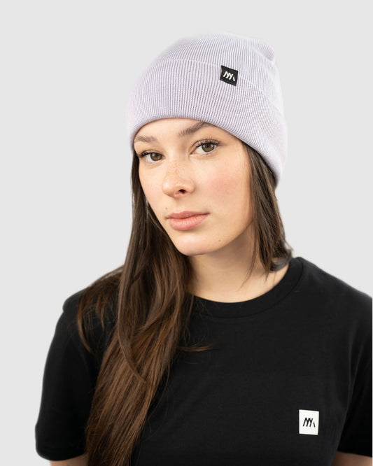 Maunatree Unisex-Beanie, Mütze, Strickmütze, Wollmütze: Stylisch, nachhaltig und vielseitig in verschiedenen Farben, Lavendel. Hergestellt aus 80% Bio-Baumwolle und 20% recyceltem Polyester – für bewussten Komfort. Diese Beanie, Mütze trägt das Öko-Tex Siegel, ist vegan und FairWear bestätigt. Ein perfektes Accessoire für umweltbewusste Köpfe. Geschenkidee, Snowboard, Fahrrad, Wintermütze #NachhaltigeMode #Maunatree"