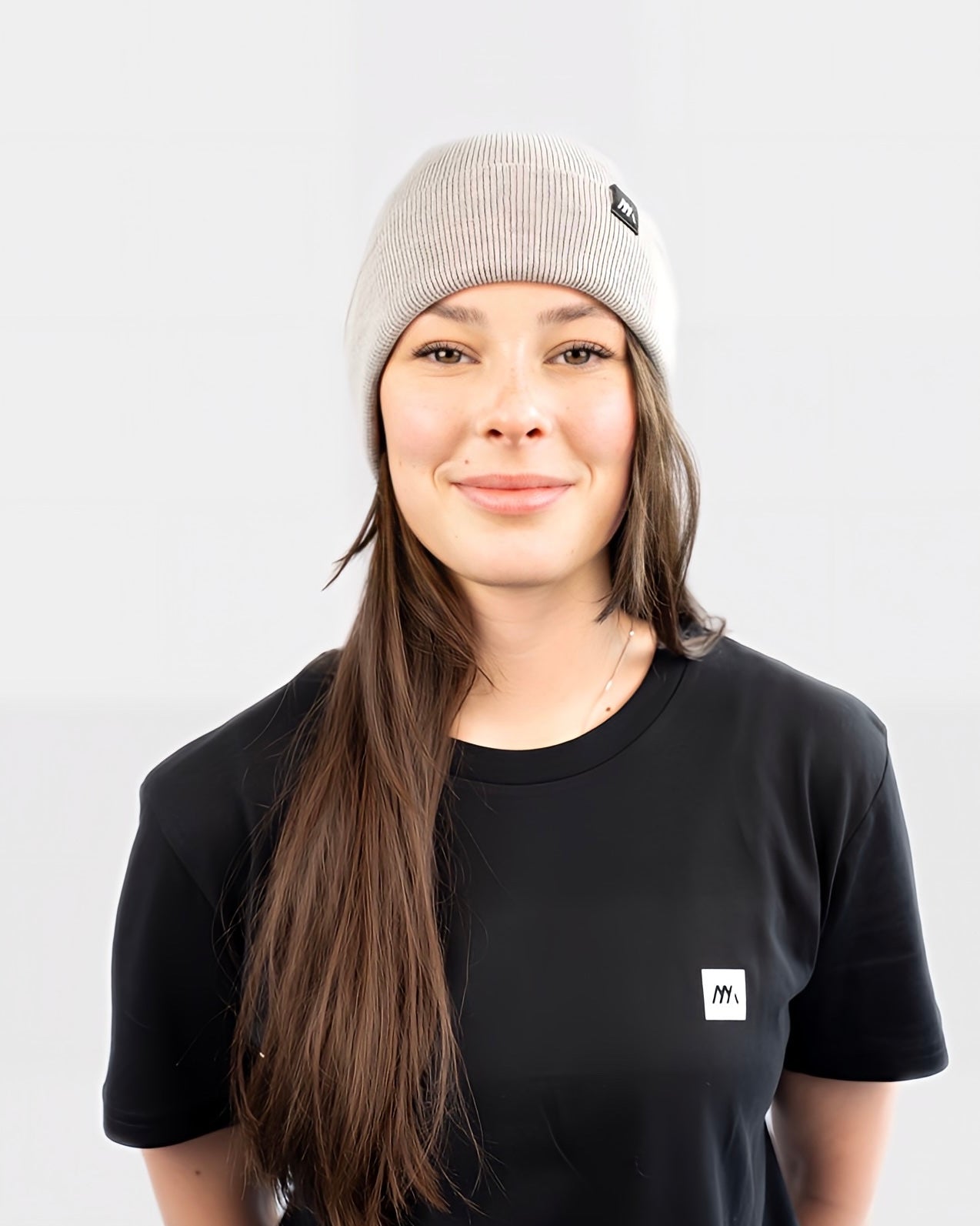 Maunatree Unisex-Beanie, Mütze, Strickmütze, Wollmütze: Stylisch, nachhaltig und vielseitig in verschiedenen Farben, hellgrau. Hergestellt aus 80% Bio-Baumwolle und 20% recyceltem Polyester – für bewussten Komfort. Diese Beanie, Mütze trägt das Öko-Tex Siegel, ist vegan und FairWear bestätigt. Ein perfektes Accessoire für umweltbewusste Köpfe. Geschenkidee, Snowboard, Fahrrad, Wintermütze #NachhaltigeMode #Maunatree