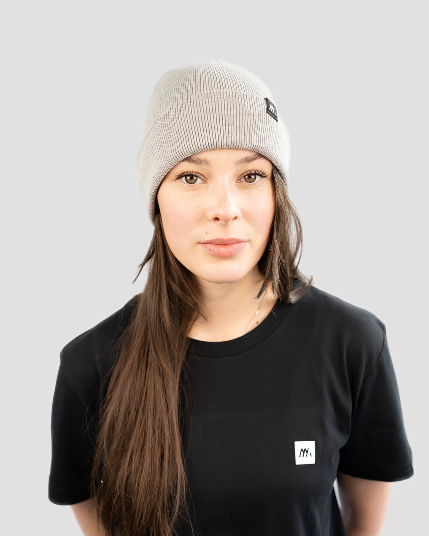 Maunatree Unisex-Beanie, Mütze, Strickmütze, Wollmütze: Stylisch, nachhaltig und vielseitig in verschiedenen Farben, hellgrau. Hergestellt aus 80% Bio-Baumwolle und 20% recyceltem Polyester – für bewussten Komfort. Diese Beanie, Mütze trägt das Öko-Tex Siegel, ist vegan und FairWear bestätigt. Ein perfektes Accessoire für umweltbewusste Köpfe. Geschenkidee, Snowboard, Fahrrad, Wintermütze #NachhaltigeMode #Maunatree