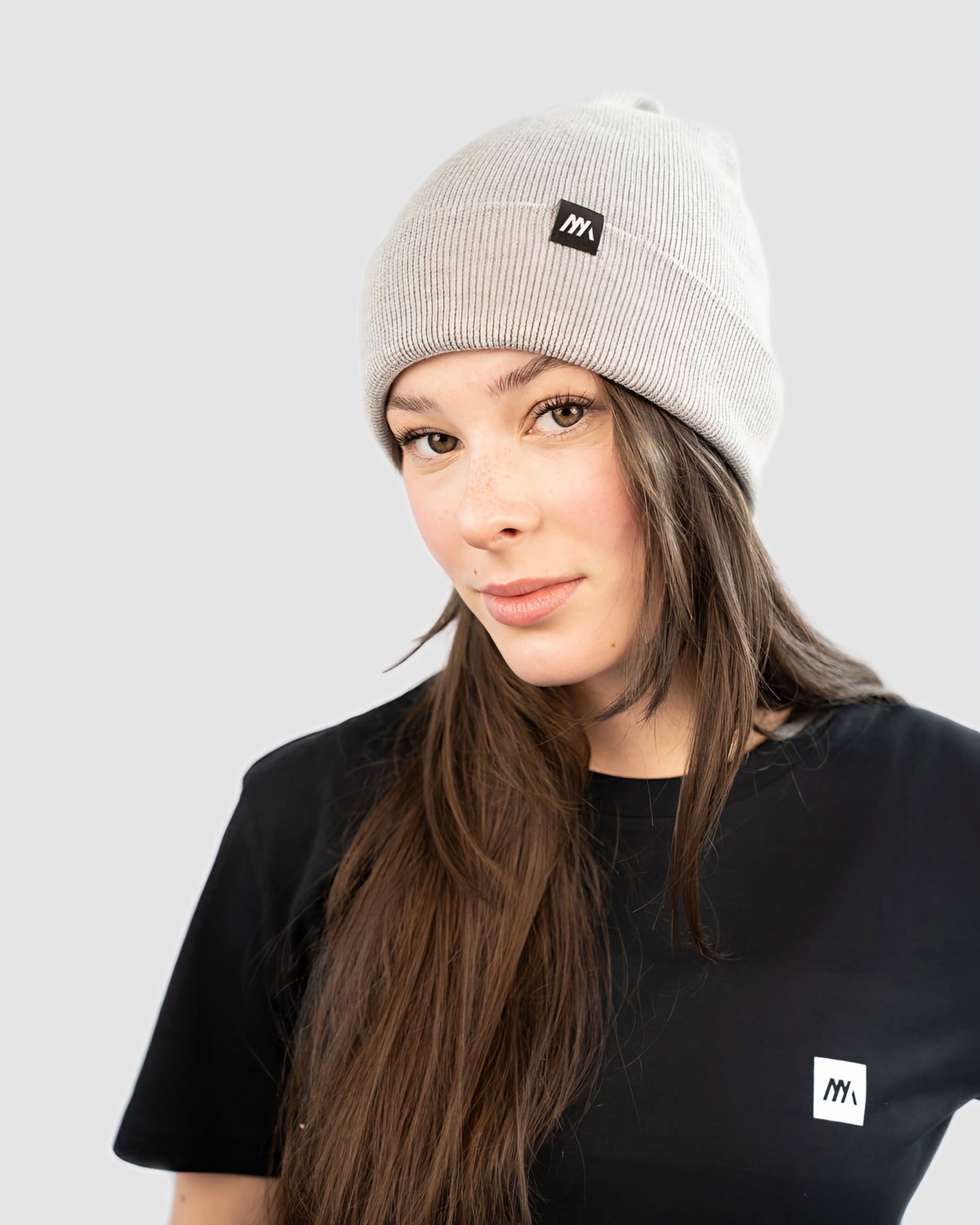 Maunatree Unisex-Beanie, Mütze, Strickmütze, Wollmütze: Stylisch, nachhaltig und vielseitig in verschiedenen Farben, hellgrau. Hergestellt aus 80% Bio-Baumwolle und 20% recyceltem Polyester – für bewussten Komfort. Diese Beanie, Mütze trägt das Öko-Tex Siegel, ist vegan und FairWear bestätigt. Ein perfektes Accessoire für umweltbewusste Köpfe. Geschenkidee, Snowboard, Fahrrad, Wintermütze #NachhaltigeMode #Maunatree