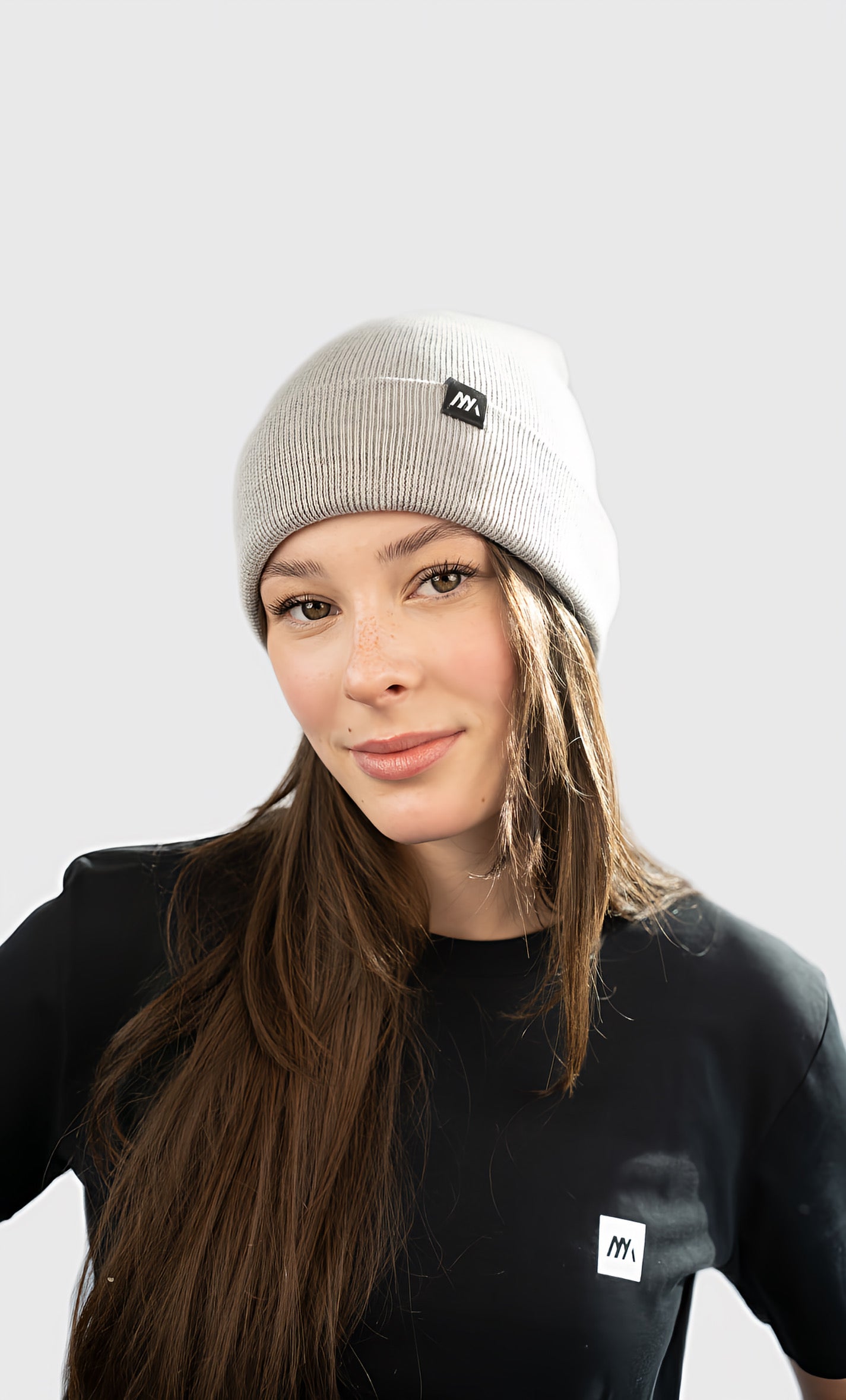 Maunatree Unisex-Beanie, Mütze, Strickmütze, Wollmütze: Stylisch, nachhaltig und vielseitig in verschiedenen Farben, hellgrau. Hergestellt aus 80% Bio-Baumwolle und 20% recyceltem Polyester – für bewussten Komfort. Diese Beanie, Mütze trägt das Öko-Tex Siegel, ist vegan und FairWear bestätigt. Ein perfektes Accessoire für umweltbewusste Köpfe. Geschenkidee, Snowboard, Fahrrad, Wintermütze #NachhaltigeMode #Maunatree