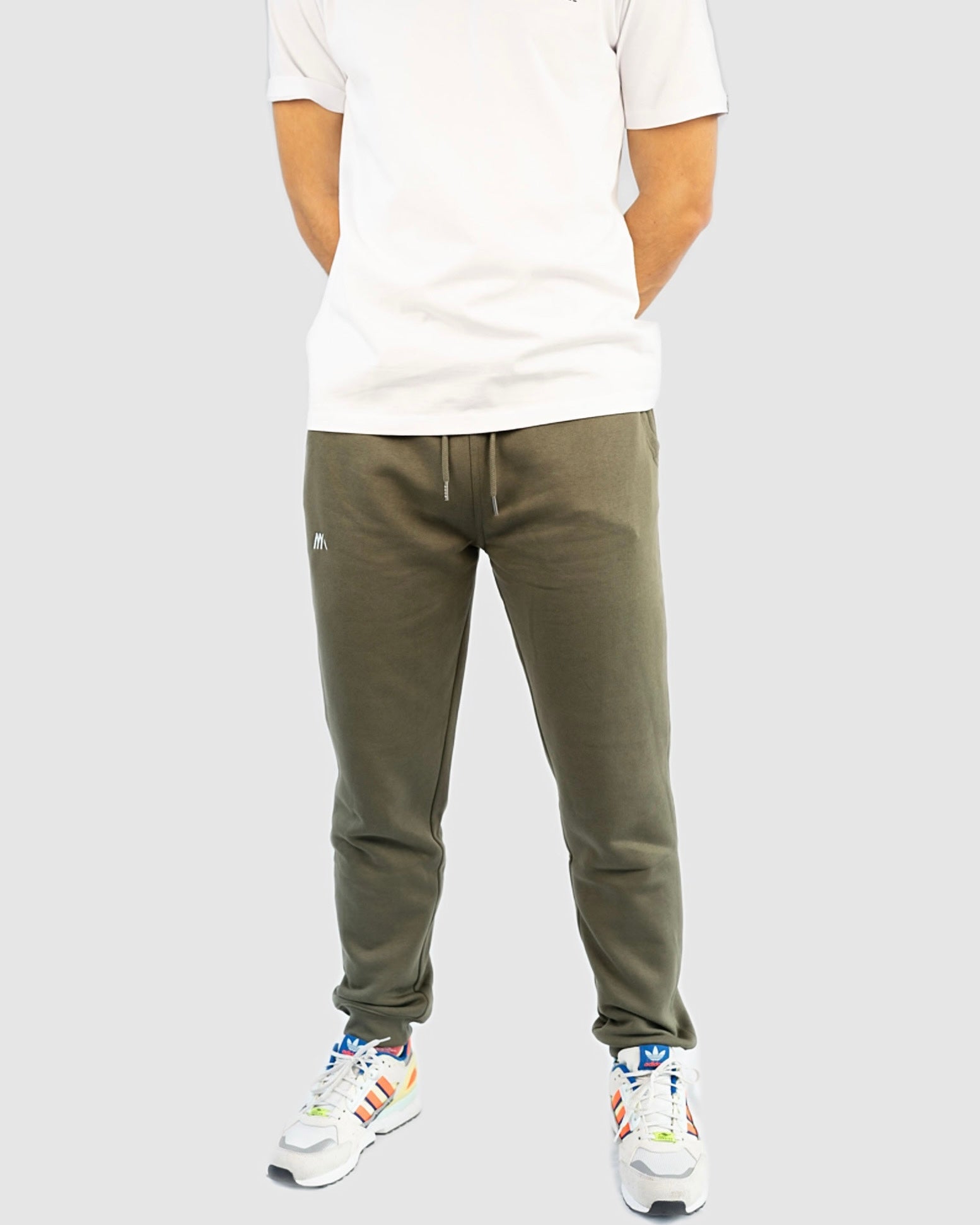 Jogginhose Pants Trainingshose in Khaki für Herren und Damen, Unisex, Bio Baumwolle, Sport, Natur, gesticktes Logo, Nachhaltig und vegan produziert und Öko-Tex zertifiziert, auch für Jungen und Mädchen