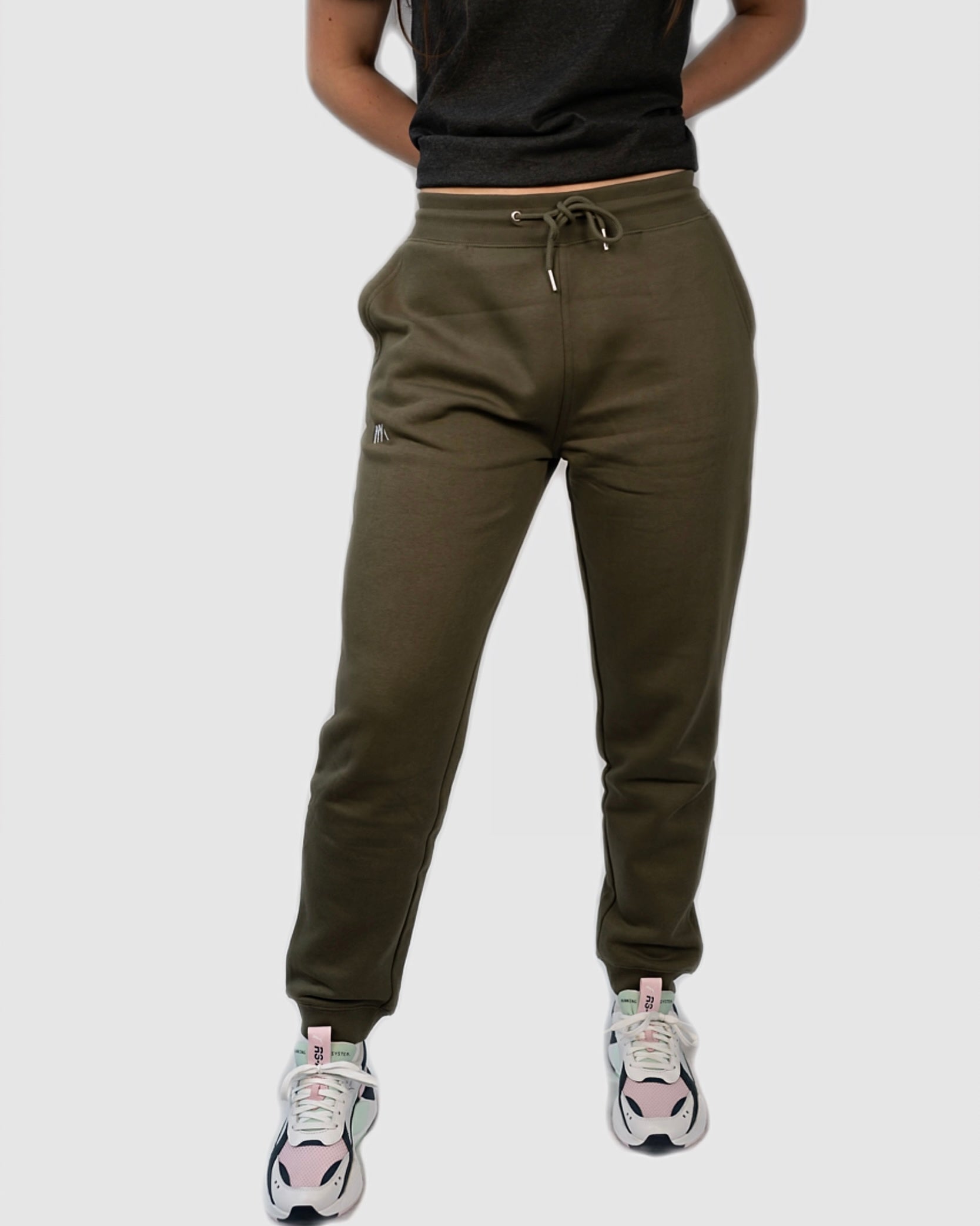 Jogginhose Pants Trainingshose in Khaki für Herren und Damen, Unisex, Bio Baumwolle, Sport, Natur, gesticktes Logo, Nachhaltig und vegan produziert und Öko-Tex zertifiziert, auch für Jungen und Mädchen