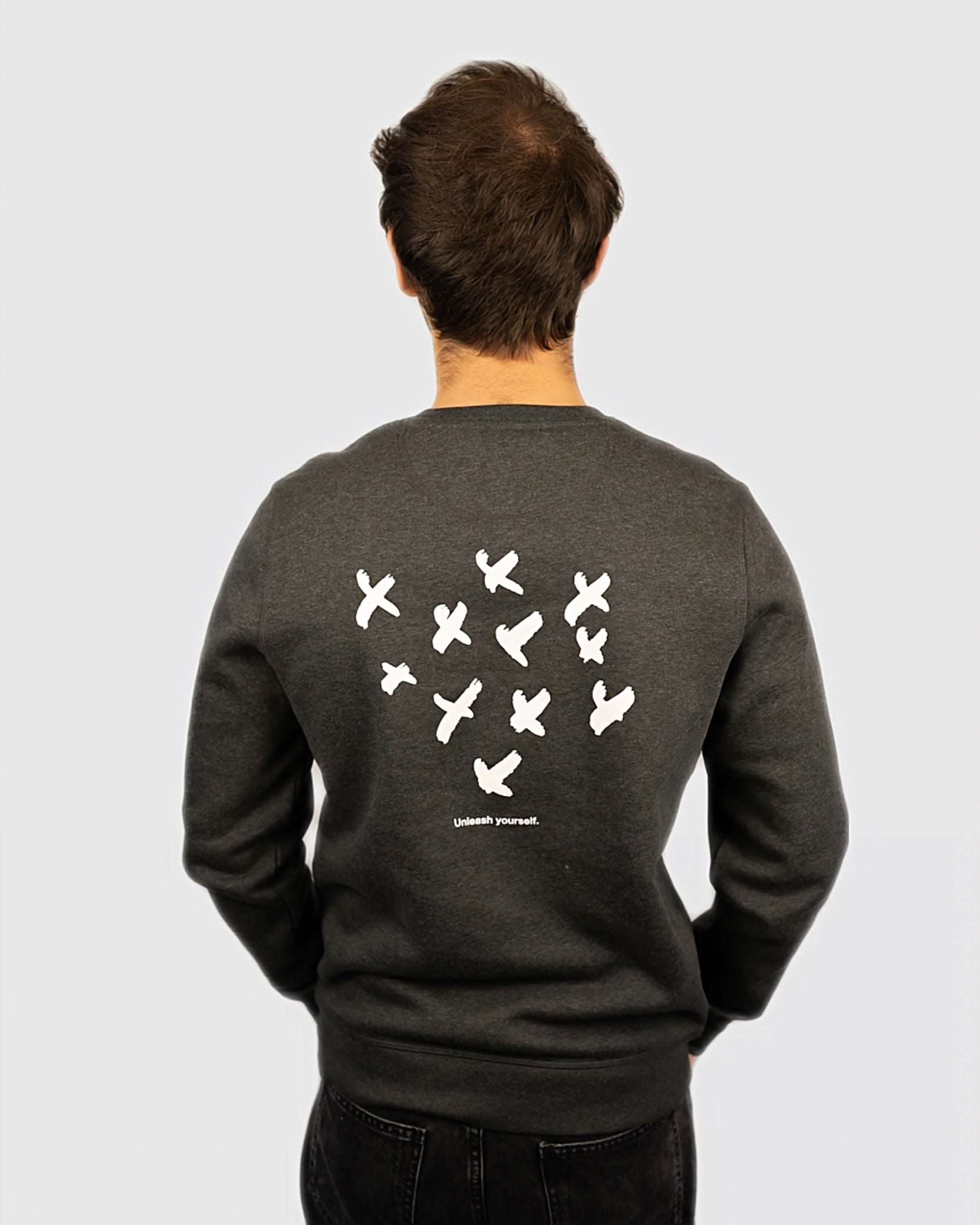 Sweatshirt für Herren und Damen in Dunkelgrau mit Volgel Motiv in verschiedenen Größen und Farben, Vegan und FariWear sowie Öko-Tex zertfifiziert, Pullover ohne Kapuze für Damen und Herren sowie Jungen und Mädchen, Nachhaltig und Modern aus Biobaumwolle und recyceltem Polyester, auch als Geschenkidee, in Dunkelgrau und gestricktem Logo