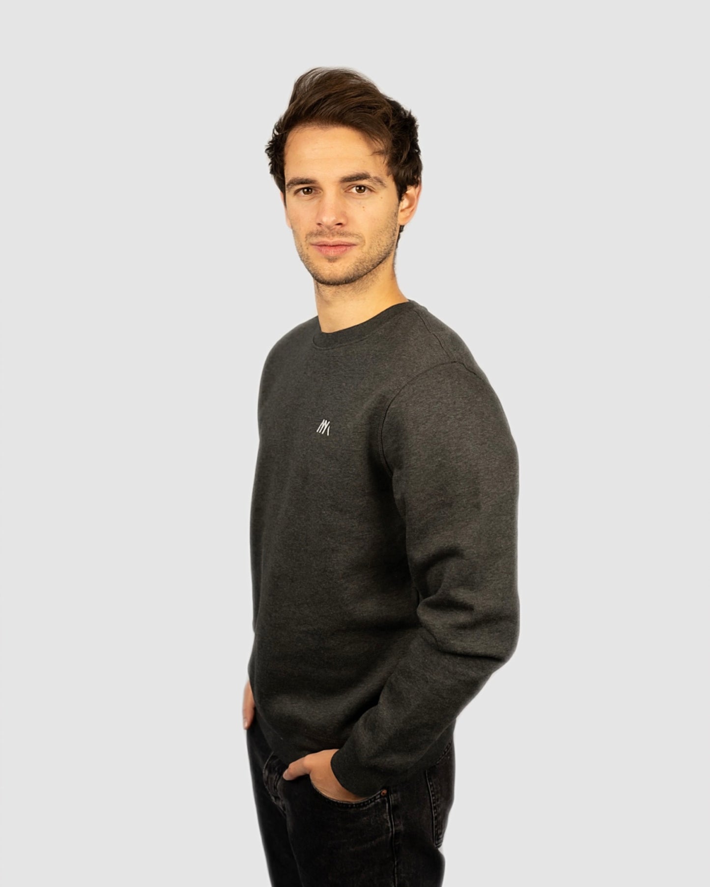 Sweatshirt für Herren und Damen in Dunkelgrau mit Volgel Motiv in verschiedenen Größen und Farben, Vegan und FariWear sowie Öko-Tex zertfifiziert, Pullover ohne Kapuze für Damen und Herren sowie Jungen und Mädchen, Nachhaltig und Modern aus Biobaumwolle und recyceltem Polyester, auch als Geschenkidee, in Dunkelgrau