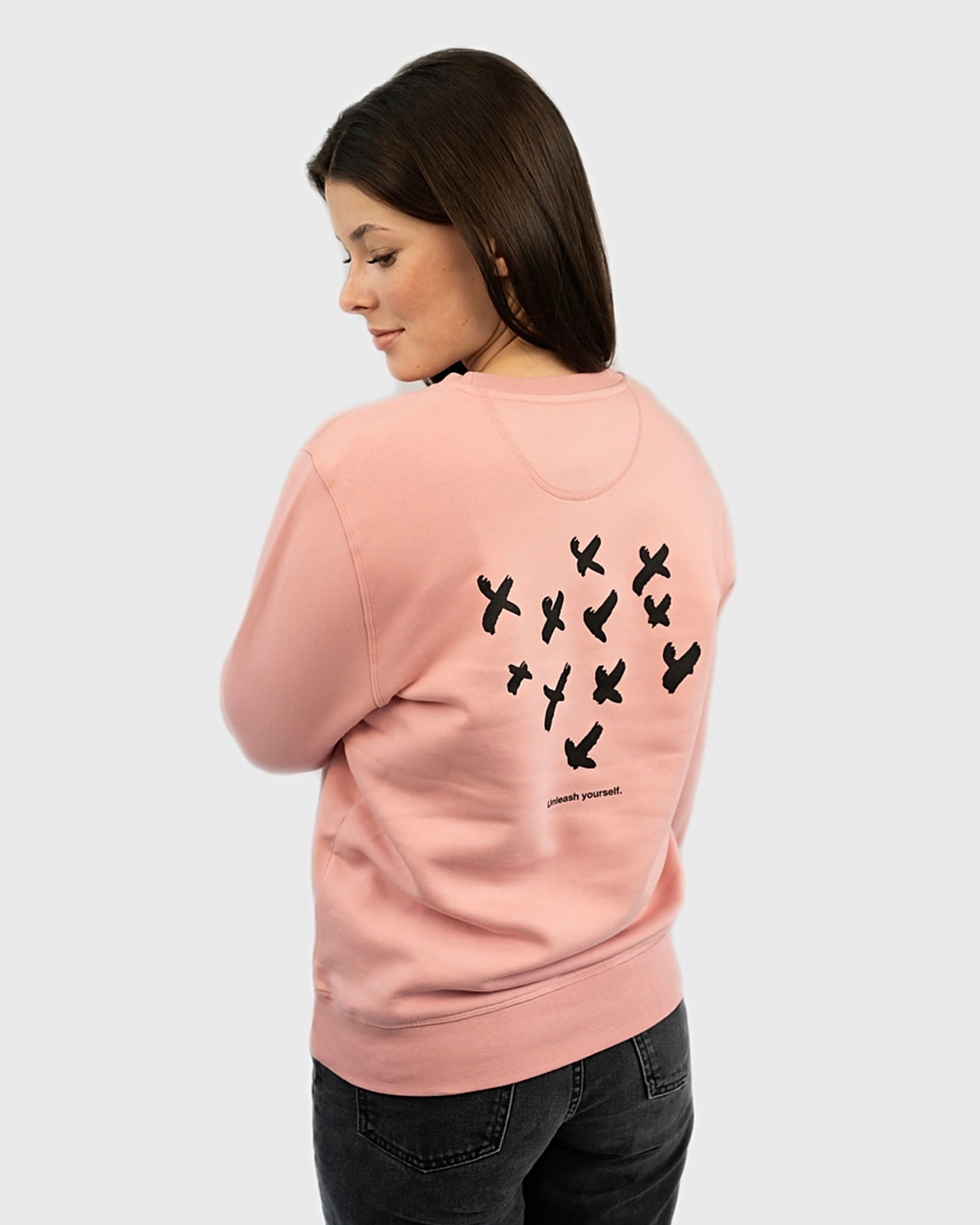 Sweatshirt für Herren und Damen in Dunkelgrau mit Volgel Motiv in verschiedenen Größen und Farben, Vegan und FariWear sowie Öko-Tex zertfifiziert, Pullover ohne Kapuze für Damen und Herren sowie Jungen und Mädchen, Nachhaltig und Modern aus Biobaumwolle und recyceltem Polyester, auch als Geschenkidee, in Pink und gestricktem Logo