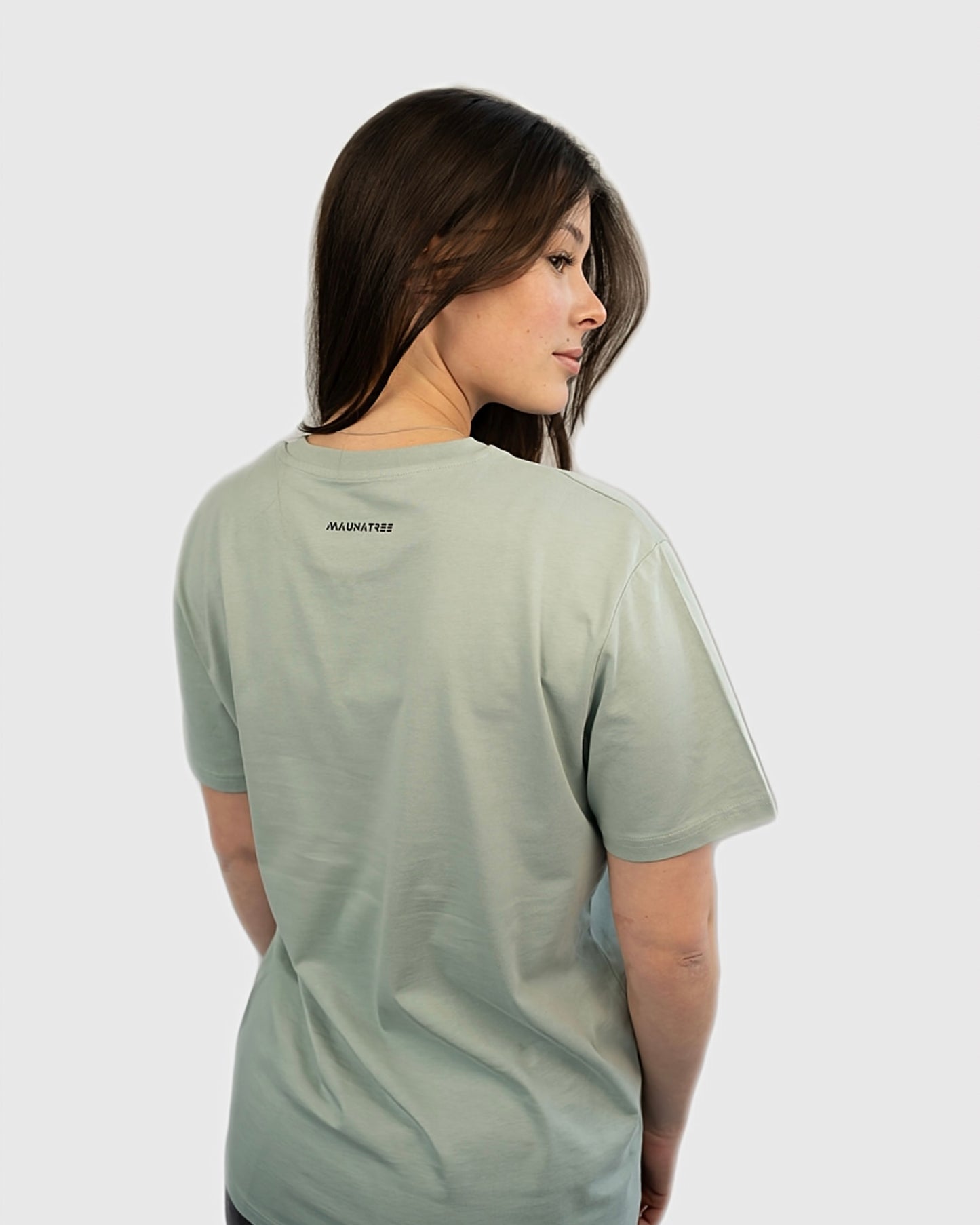 Maunatree's nachhaltiges Basic Shirt aus Bio-Baumwolle, Shirt in Aloe Grün, 100% Bio, Öko-Tex zertifiziert, vegan, FairWear bestätigt, mit Natur Logo, Unisex für Männer & Frauen, Geschenkidee, Mountainbike & MTB, Natur, Sportlicher Look #NachhaltigeMode #Maunatree