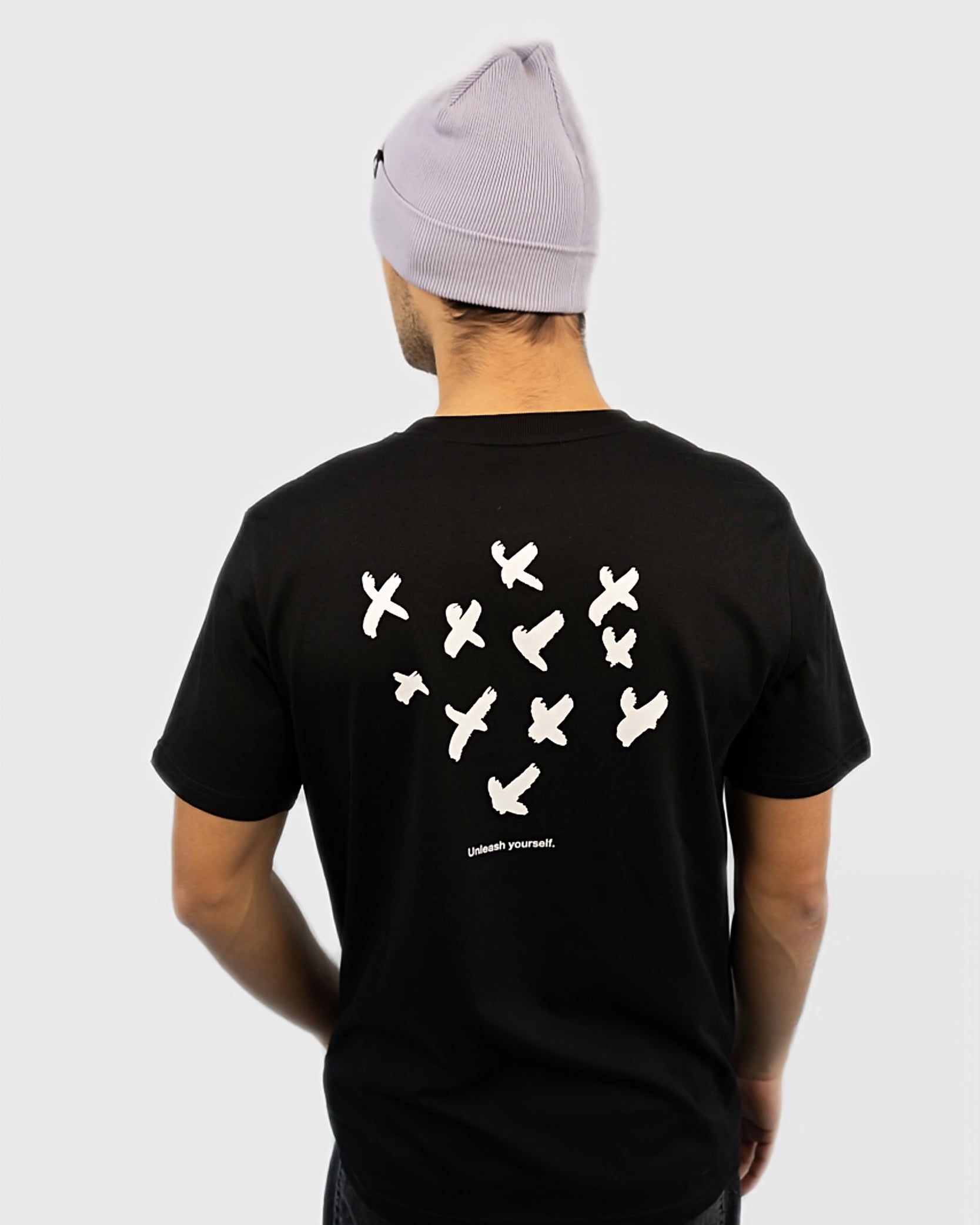 Maunatree's nachhaltiges Bio-Baumwoll-T-Shirt in Schwarz: 100% Bio, Öko-Tex zertifiziert, vegan, FairWear bestätigt. Mit Vogeldesign auf dem Rücken – umweltbewusster Style für Männer und Frauen, Bergmensch Shirt,  als Geschenk, Mountainbike Fahrrad und Natur#NachhaltigeMode #Maunatree