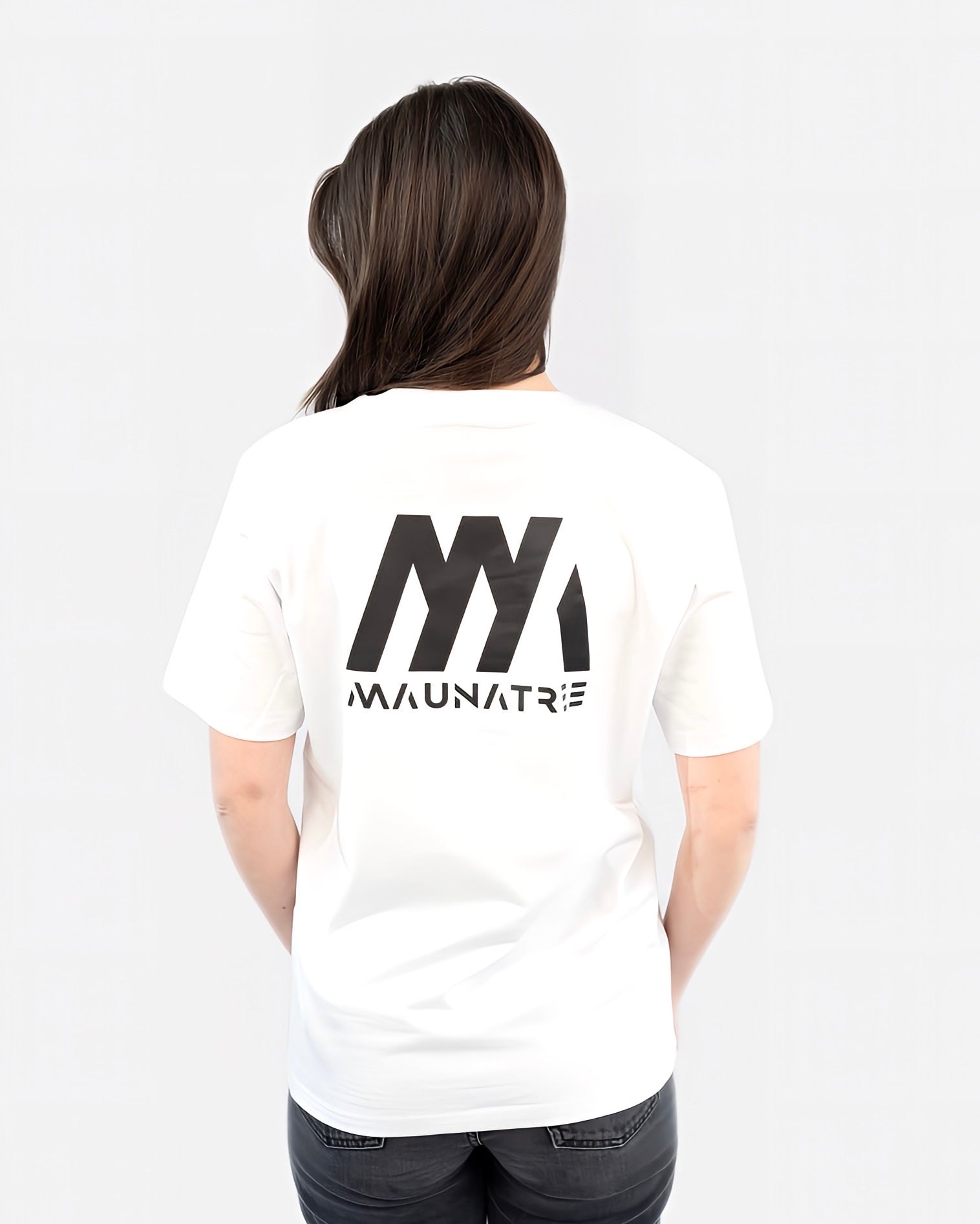 Maunatree's nachhaltiges Basic Shirt aus Bio-Baumwolle, Shirt in Weiß mit schwarzem Print auf dem Rücken, 100% Bio, Öko-Tex zertifiziert, vegan, FairWear bestätigt, mit Natur Logo, Unisex für Männer & Frauen, Geschenkidee, Mountainbike & MTB, Natur, Sportlicher Look #NachhaltigeMode #Maunatree