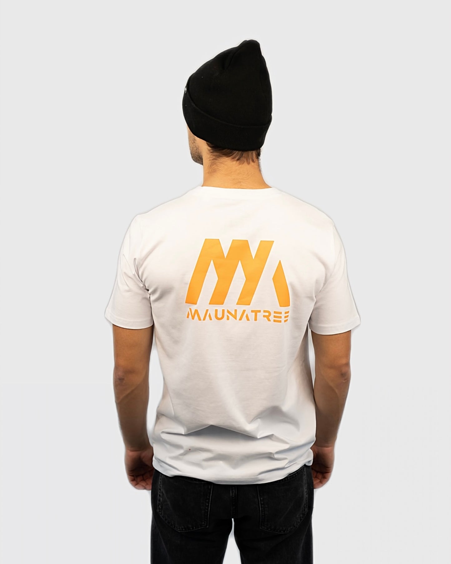 Maunatree's nachhaltiges Basic Shirt aus Bio-Baumwolle, Shirt in Weiß mit orangenem Design auf dem Rücken, 100% Bio, Öko-Tex zertifiziert, vegan, FairWear bestätigt, mit Natur Logo, Unisex für Männer & Frauen, Geschenkidee, Mountainbike & MTB, Natur, Sportlicher Look, Snowboard, Berg und Ski