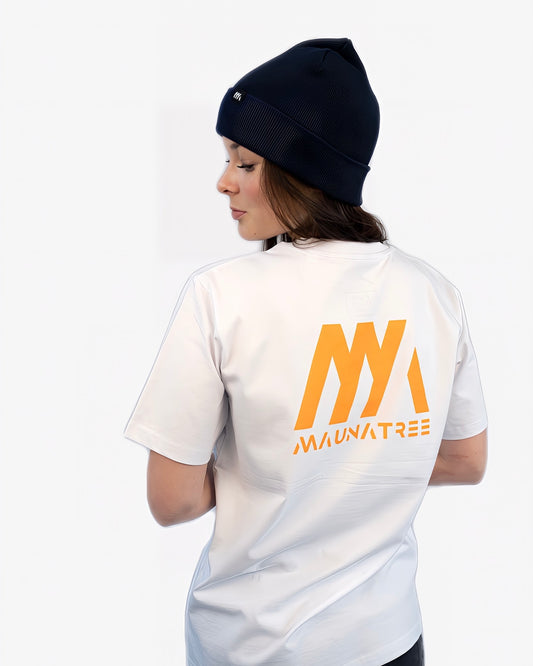 Maunatree's nachhaltiges Basic Shirt aus Bio-Baumwolle, Shirt in Weiß mit orangenem Design auf dem Rücken, 100% Bio, Öko-Tex zertifiziert, vegan, FairWear bestätigt, mit Natur Logo, Unisex für Männer & Frauen, Geschenkidee, Mountainbike & MTB, Natur, Sportlicher Look, Snowboard, Berg und Ski