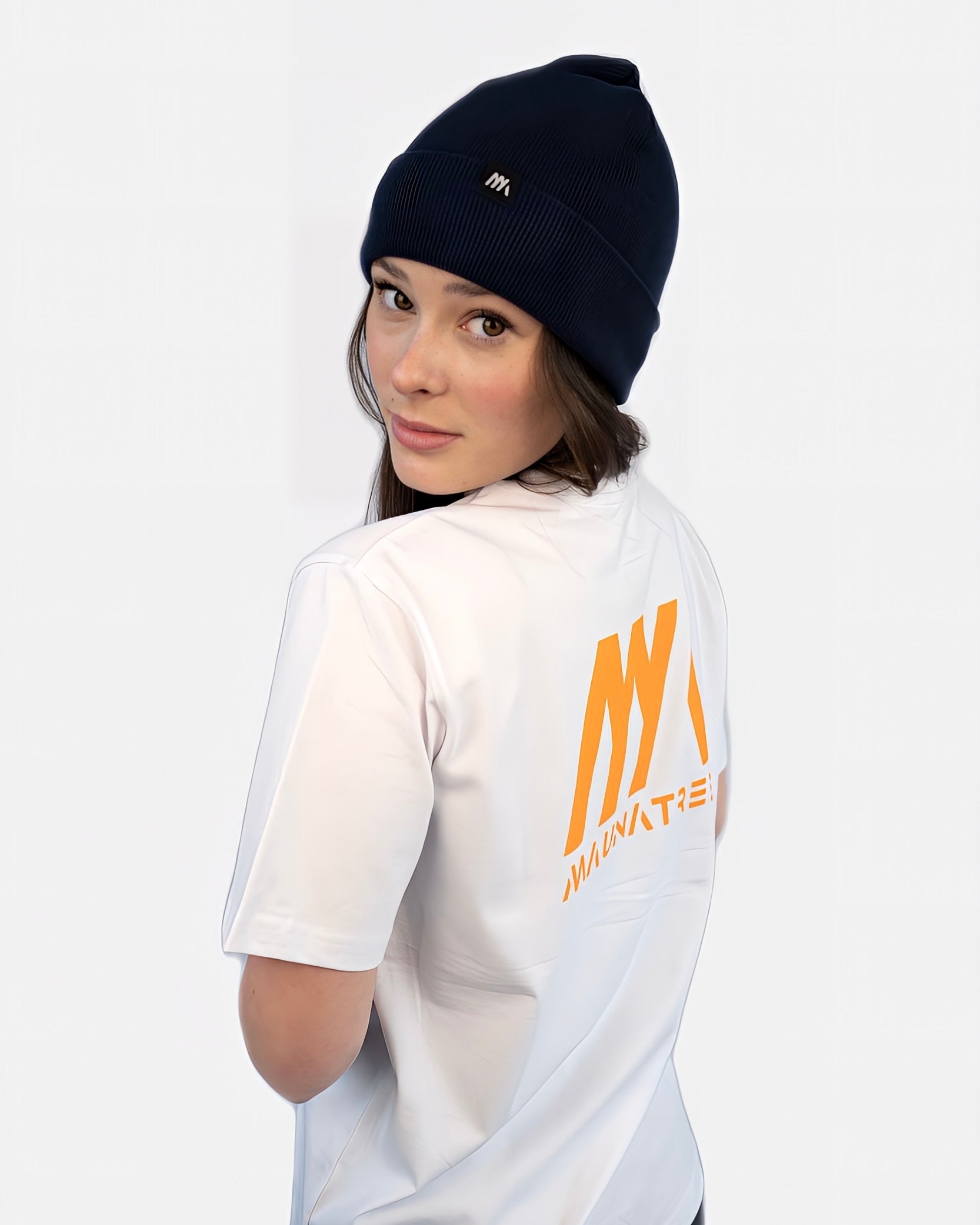 Maunatree's nachhaltiges Basic Shirt aus Bio-Baumwolle, Shirt in Weiß mit orangenem Design auf dem Rücken, 100% Bio, Öko-Tex zertifiziert, vegan, FairWear bestätigt, mit Natur Logo, Unisex für Männer & Frauen, Geschenkidee, Mountainbike & MTB, Natur, Sportlicher Look, Snowboard, Berg und Ski