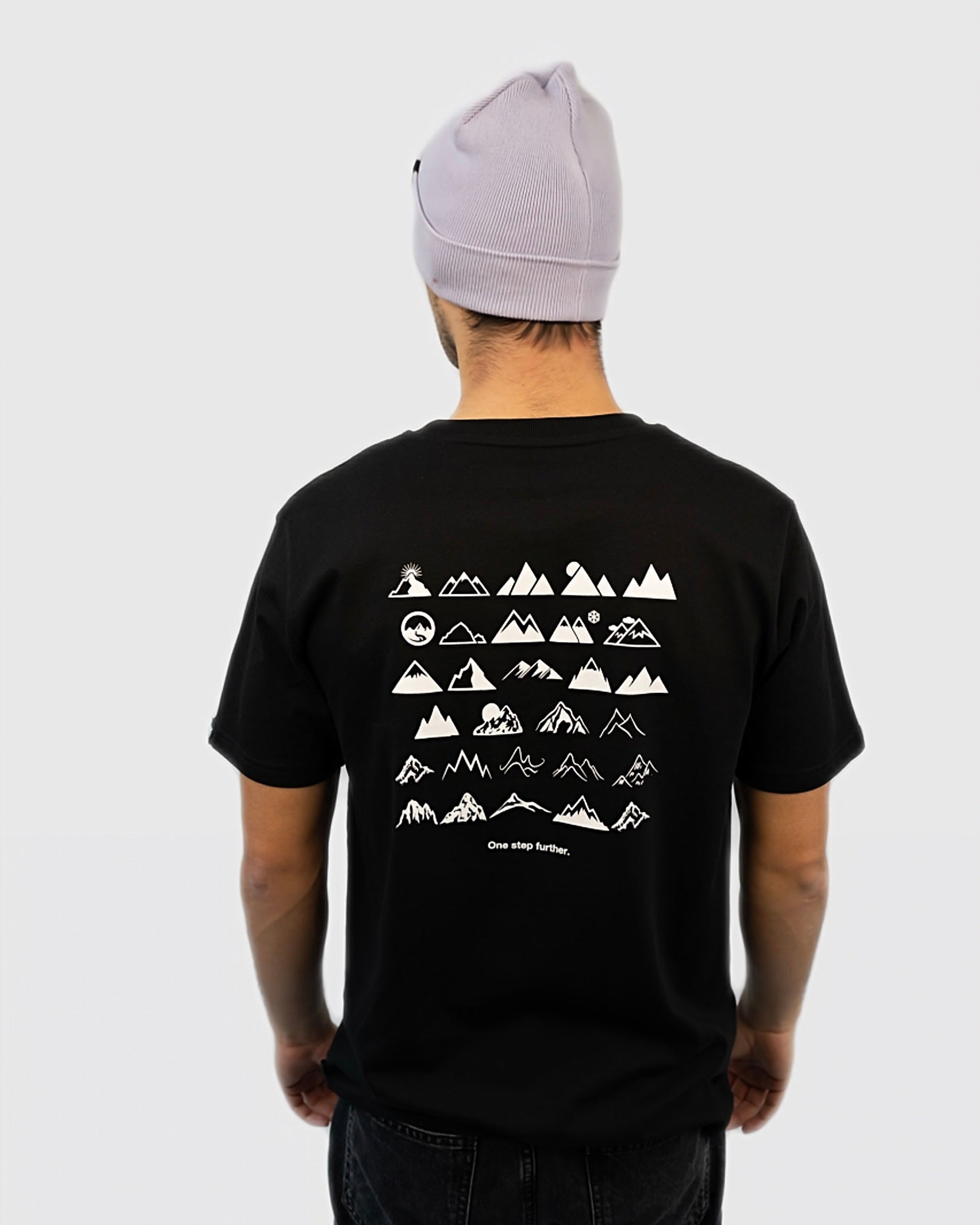 Maunatree's nachhaltiges Basic Shirt aus Bio-Baumwolle, Shirt in Schwarz mit Berg Motiv auf dem Rücken, 100% Bio, Öko-Tex zertifiziert, vegan, FairWear bestätigt, mit Natur Logo, Unisex für Männer & Frauen, Geschenkidee, Mountainbike & MTB, Natur, Sportlicher Look, Snowboard, Berg und Ski, mit Slogan „One step further.“