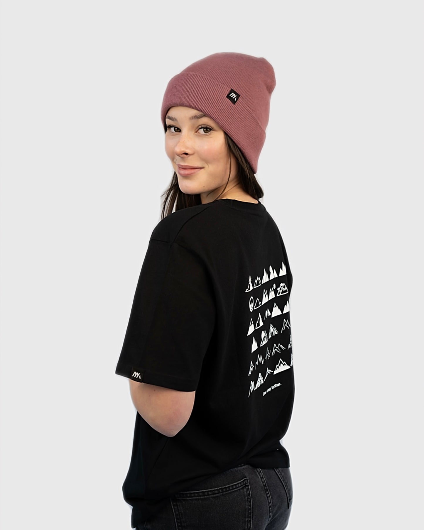 Maunatree's nachhaltiges Basic Shirt aus Bio-Baumwolle, Shirt in Schwarz mit Berg Motiv auf dem Rücken, 100% Bio, Öko-Tex zertifiziert, vegan, FairWear bestätigt, mit Natur Logo, Unisex für Männer & Frauen, Geschenkidee, Mountainbike & MTB, Natur, Sportlicher Look, Snowboard, Berg und Ski, mit Slogan „One step further.“