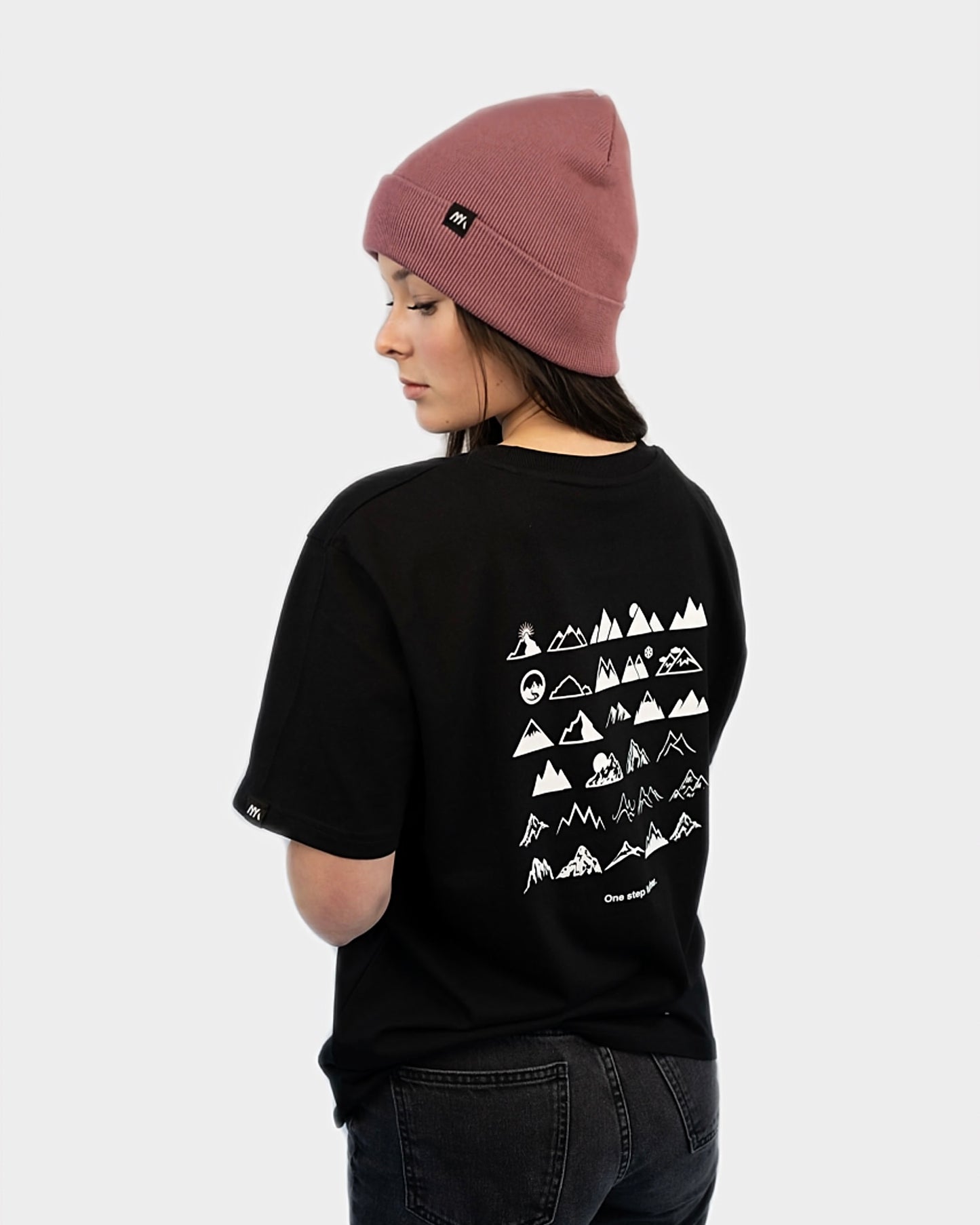 Maunatree's nachhaltiges Basic Shirt aus Bio-Baumwolle, Shirt in Schwarz mit Berg Motiv auf dem Rücken, 100% Bio, Öko-Tex zertifiziert, vegan, FairWear bestätigt, mit Natur Logo, Unisex für Männer & Frauen, Geschenkidee, Mountainbike & MTB, Natur, Sportlicher Look, Snowboard, Berg und Ski, mit Slogan „One step further.“