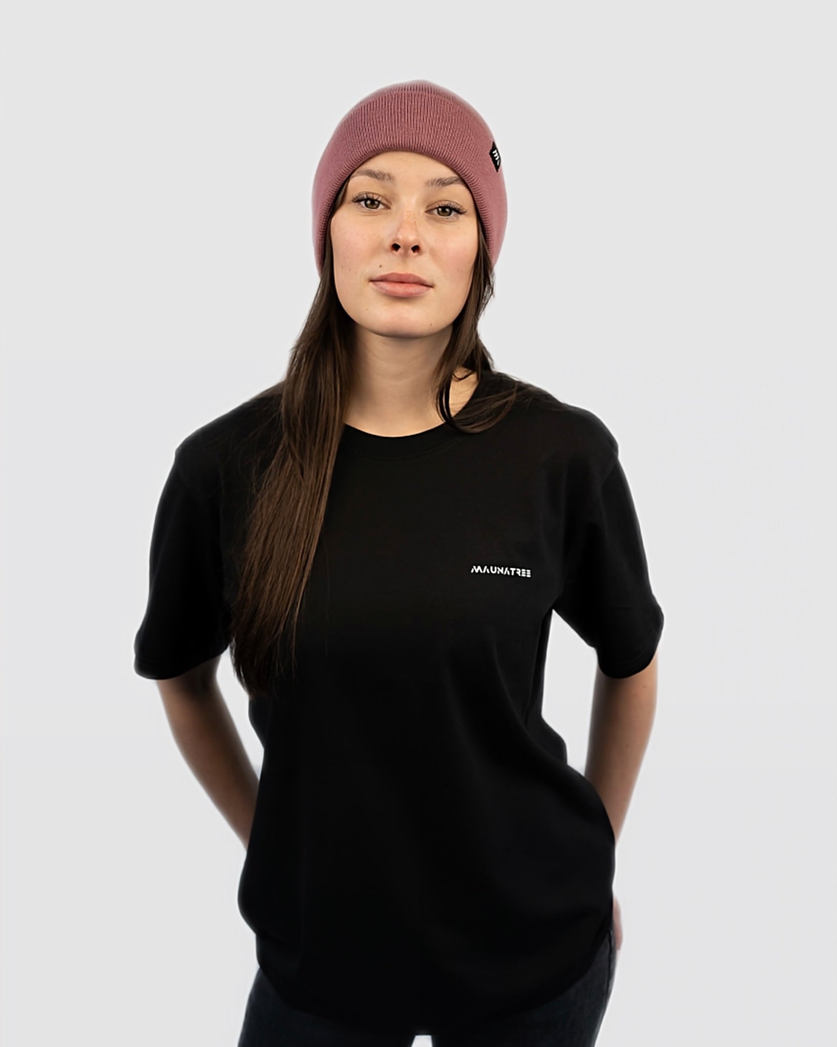 Maunatree's nachhaltiges Basic Shirt aus Bio-Baumwolle, Shirt in Schwarz mit Berg Motiv auf dem Rücken, 100% Bio, Öko-Tex zertifiziert, vegan, FairWear bestätigt, mit Natur Logo, Unisex für Männer & Frauen, Geschenkidee, Mountainbike & MTB, Natur, Sportlicher Look, Snowboard, Berg und Ski, mit Slogan „One step further.“