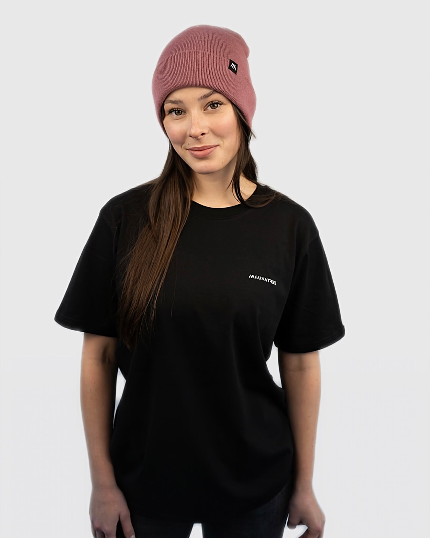 Maunatree's nachhaltiges Basic Shirt aus Bio-Baumwolle, Shirt in Schwarz mit Berg Motiv auf dem Rücken, 100% Bio, Öko-Tex zertifiziert, vegan, FairWear bestätigt, mit Natur Logo, Unisex für Männer & Frauen, Geschenkidee, Mountainbike & MTB, Natur, Sportlicher Look, Snowboard, Berg und Ski, mit Slogan „One step further.“