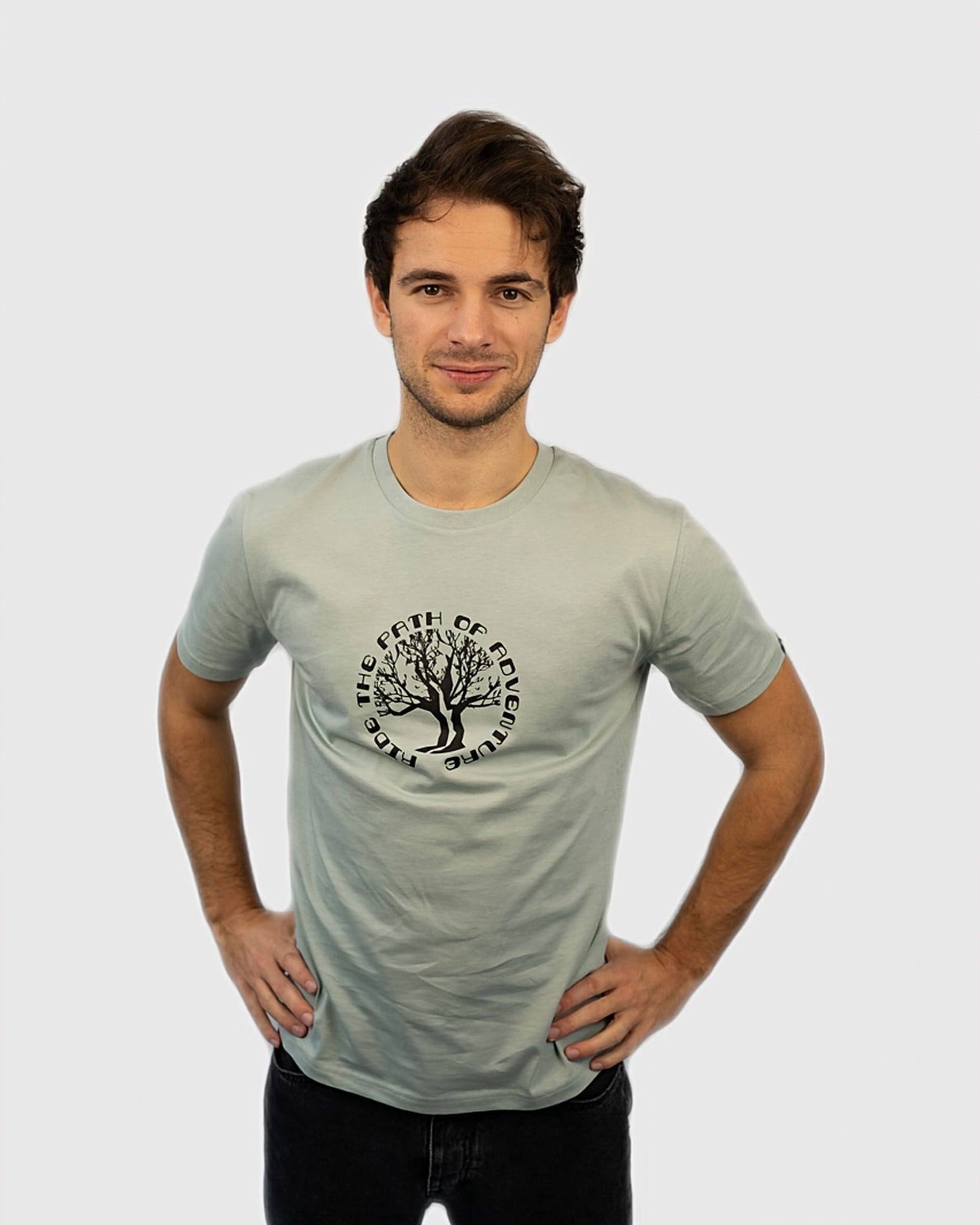 Maunatree's nachhaltiges Shirt aus Bio-Baumwolle, Shirt in Aloe Grün, 100% Bio, Öko-Tex zertifiziert, vegan, FairWear bestätigt, mit Natur Logo Baum Brust, Unisex für Männer & Frauen, Geschenkidee, Mountainbike & MTB, Natur, #NachhaltigeMode #Maunatree