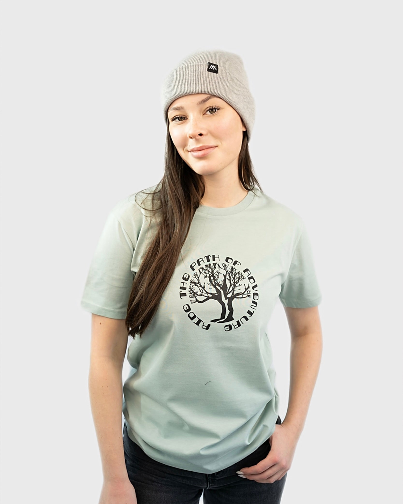 Maunatree's nachhaltiges Shirt aus Bio-Baumwolle, Shirt in Aloe Grün, 100% Bio, Öko-Tex zertifiziert, vegan, FairWear bestätigt, mit Natur Logo Baum Brust, Unisex für Männer & Frauen, Geschenkidee, Mountainbike & MTB, Natur, #NachhaltigeMode #Maunatree