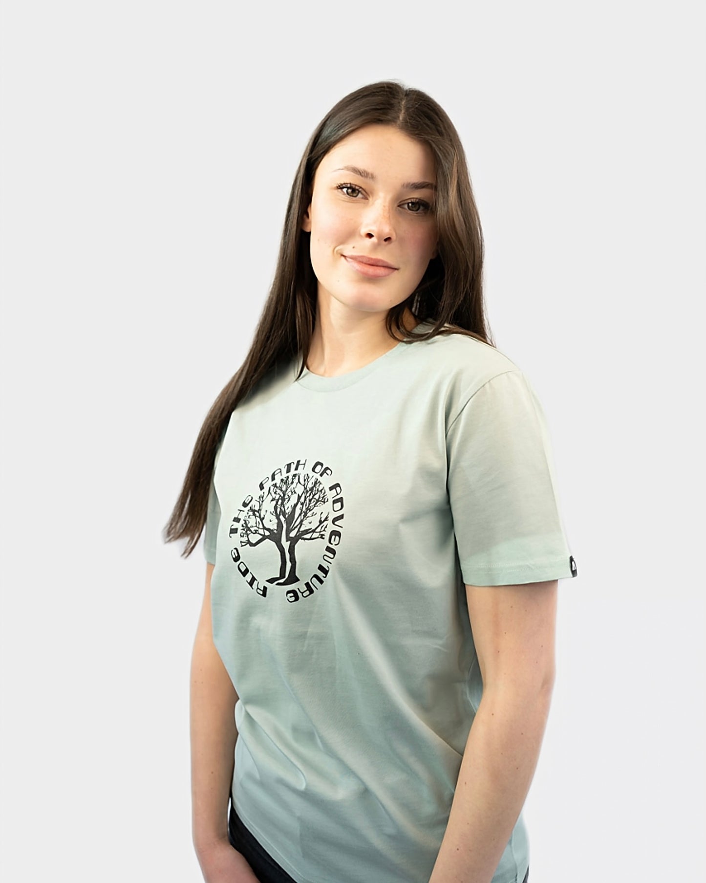 Maunatree's nachhaltiges Shirt aus Bio-Baumwolle, Shirt in Aloe Grün, 100% Bio, Öko-Tex zertifiziert, vegan, FairWear bestätigt, mit Natur Logo Baum Brust, Unisex für Männer & Frauen, Geschenkidee, Mountainbike & MTB, Natur, #NachhaltigeMode #Maunatree