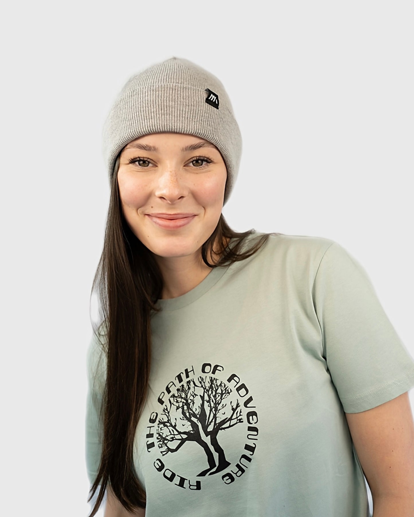 Maunatree's nachhaltiges Shirt aus Bio-Baumwolle, Shirt in Aloe Grün, 100% Bio, Öko-Tex zertifiziert, vegan, FairWear bestätigt, mit Natur Logo Baum Brust, Unisex für Männer & Frauen, Geschenkidee, Mountainbike & MTB, Natur, #NachhaltigeMode #Maunatree