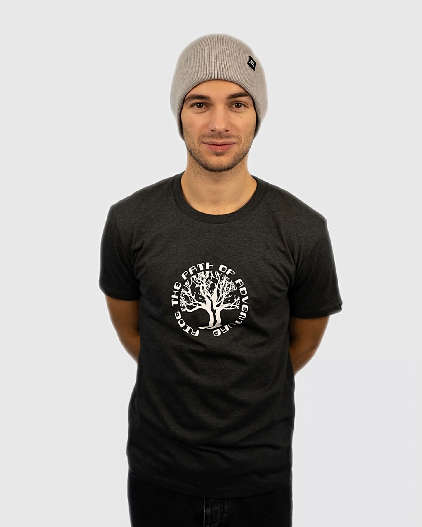 Maunatree's nachhaltiges Shirt aus Bio-Baumwolle, Shirt in Dunkelgrau, 100% Bio, Öko-Tex zertifiziert, vegan, FairWear bestätigt, mit Natur Logo Baum Brust, Unisex für Männer & Frauen, Geschenkidee, Mountainbike & MTB, Natur, #NachhaltigeMode #Maunatree