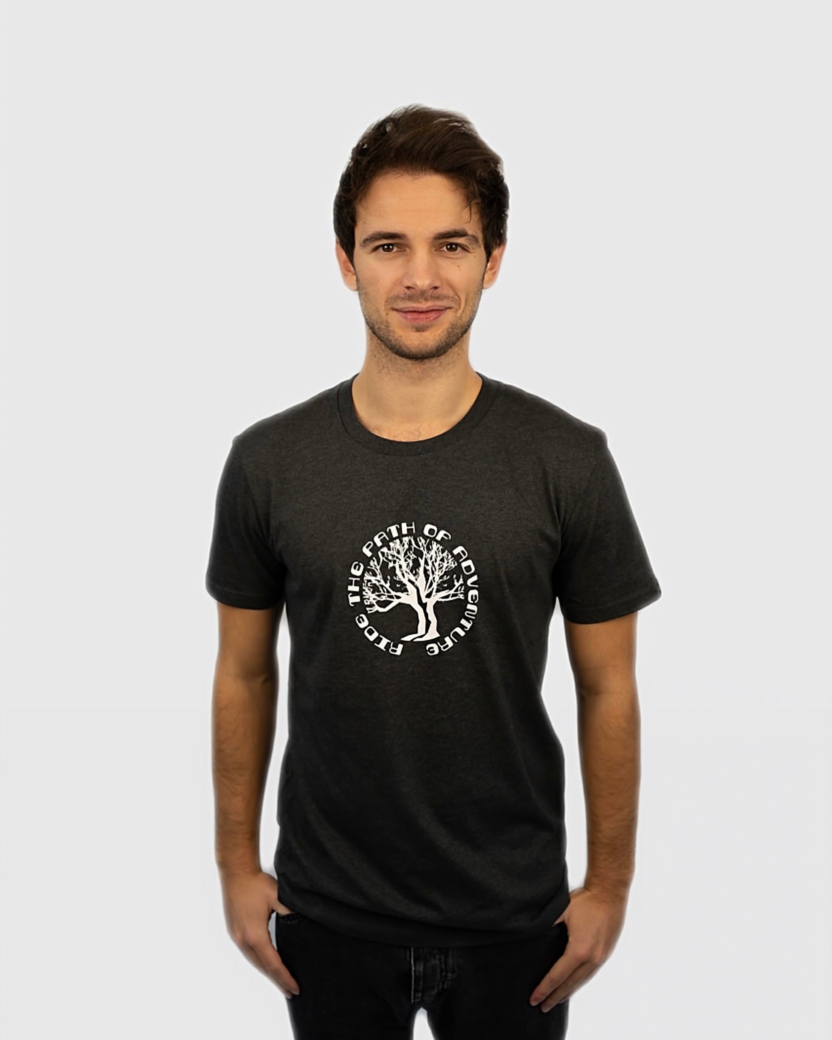 Maunatree's nachhaltiges Shirt aus Bio-Baumwolle, Shirt in Dunkelgrau, 100% Bio, Öko-Tex zertifiziert, vegan, FairWear bestätigt, mit Natur Logo Baum Brust, Unisex für Männer & Frauen, Geschenkidee, Mountainbike & MTB, Natur, #NachhaltigeMode #Maunatree