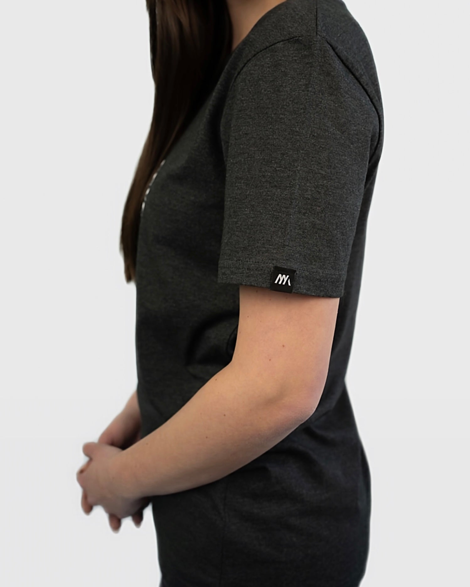 Maunatree's nachhaltiges Shirt aus Bio-Baumwolle, Shirt in Dunkelgrau, 100% Bio, Öko-Tex zertifiziert, vegan, FairWear bestätigt, mit Natur Logo Baum Brust, Unisex für Männer & Frauen, Geschenkidee, Mountainbike & MTB, Natur, #NachhaltigeMode #Maunatree