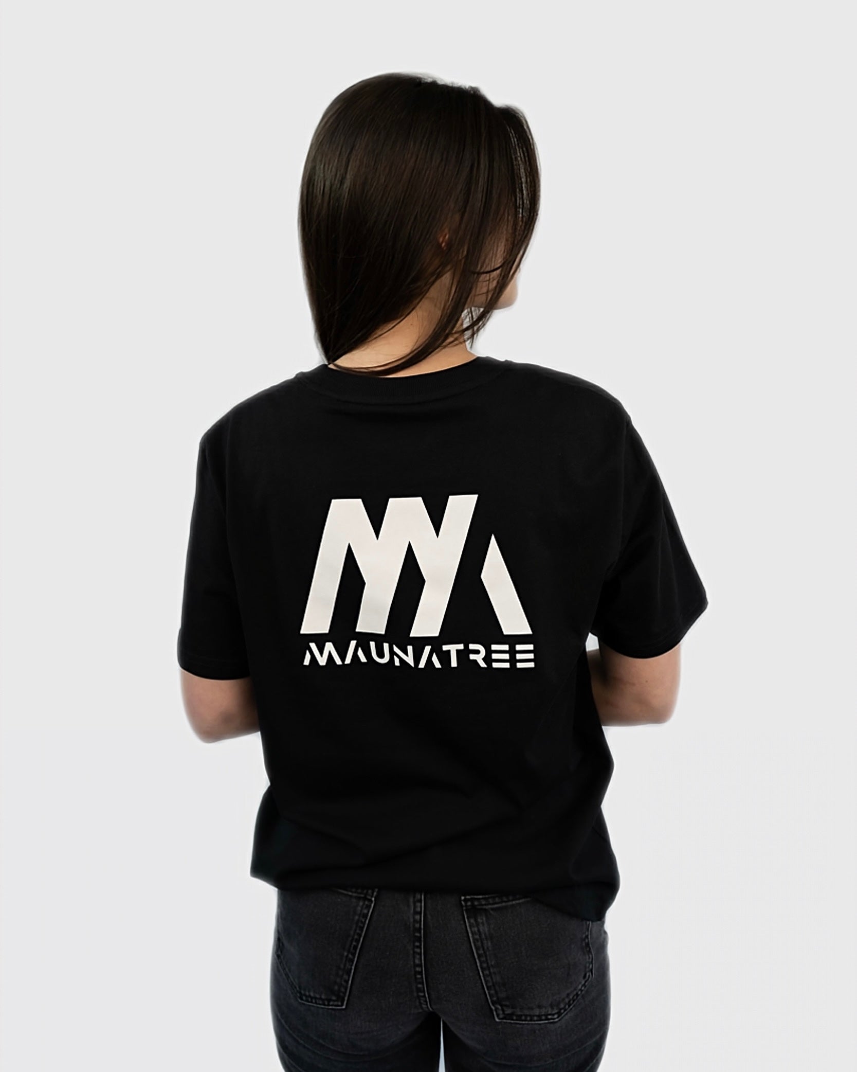 Maunatree's nachhaltiges Basic Shirt aus Bio-Baumwolle, Shirt in Schwarz mit weißem Design auf dem Rücken, 100% Bio, Öko-Tex zertifiziert, vegan, FairWear bestätigt, mit Natur Logo, Unisex für Männer & Frauen, Geschenkidee, Mountainbike & MTB, Natur, Sportlicher Look, Snowboard, Berg und Ski