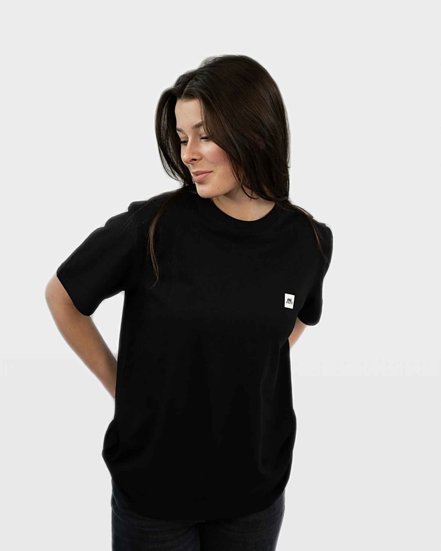 Maunatree's nachhaltiges Basic Shirt aus Bio-Baumwolle, Shirt in Schwarz mit weißem Design auf dem Rücken, 100% Bio, Öko-Tex zertifiziert, vegan, FairWear bestätigt, mit Natur Logo, Unisex für Männer & Frauen, Geschenkidee, Mountainbike & MTB, Natur, Sportlicher Look, Snowboard, Berg und Ski