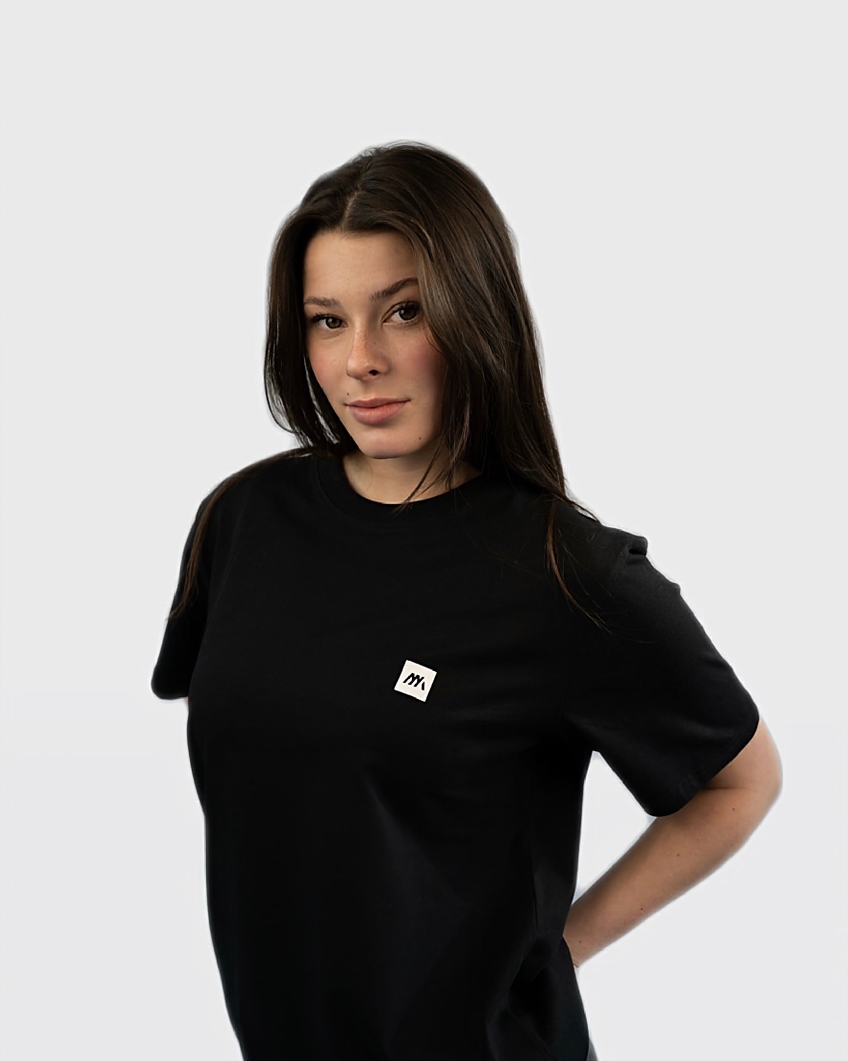 Maunatree's nachhaltiges Basic Shirt aus Bio-Baumwolle, Shirt in Schwarz mit weißem Design auf dem Rücken, 100% Bio, Öko-Tex zertifiziert, vegan, FairWear bestätigt, mit Natur Logo, Unisex für Männer & Frauen, Geschenkidee, Mountainbike & MTB, Natur, Sportlicher Look, Snowboard, Berg und Ski